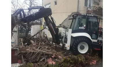 Gölcük Belediyesi metruk binaları tehlike olmaktan çıkarıyor