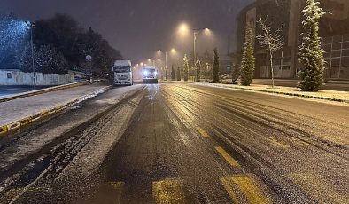 Kar yağışı ile birlikte belediye takımları teyakkuza geçti