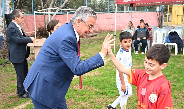 Kemer Belediyesi Futbol Okulu’nda formalar dağıtıldı