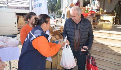 Marmaris Belediyesi 400 kilogram turunç dağıttı