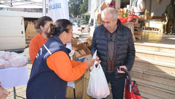 Marmaris Belediyesi 400 kilogram turunç dağıttı