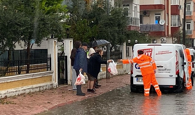 Antalya Büyükşehir Belediyesi selin etkilediği mahallelerde vatandaşlara taşınabilir aşeviyle üç çeşit sıcak yemek, su ve ekmek yardımı yapıyor