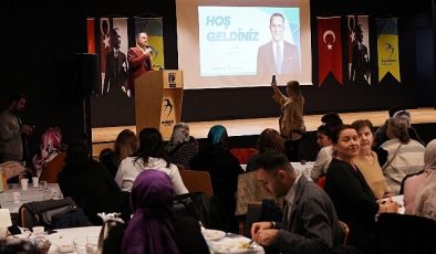 Beylikdüzü Belediye Lideri Mehmet Murat Çalık, Bayan ve Aile Hizmetleri Müdürlüğü tarafından düzenlenen kahvaltıda ailelerle buluştu