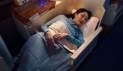 Emirates, Business Class yolcularını uzun uçuşlarda daha rahat ettirecek yeni uçak içi kıyafet setini tanıttı