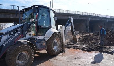 İSU ani yağışlarda su birikintisi yaşanan bölgeye müdahale etti