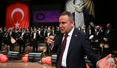 Lider Böcek Sevda Türküleri konserini izledi