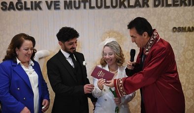 Sevgililer Günü’nde Lider Dündar nikah kıydı