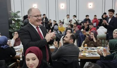 Sivas Belediye Lideri ve AK Parti Belediye Lideri Hilmi Alım, seçim çalışmaları kapsamda “Gençlik STK’ları Buluşması” programında gençlerle bir ortaya geldi