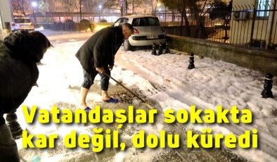 Vatandaşlar sokakta kar değil, dolu küredi