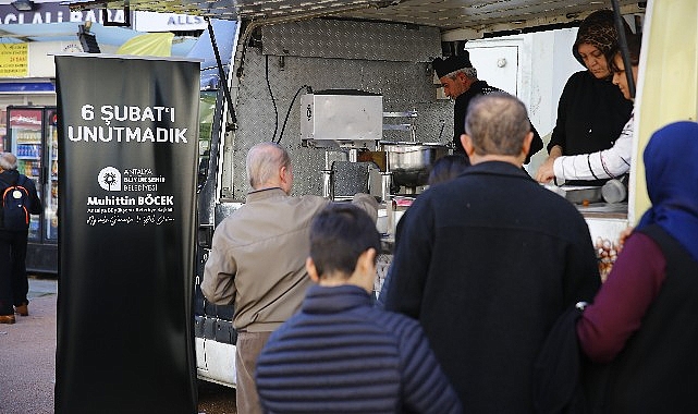 Zelzelede hayatını kaybedenler için lokma dağıtıldı