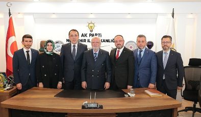 AK Parti Genel Başkanvekili Mustafa Elitaş, Nevşehir’de partililerle bir ortaya geldi