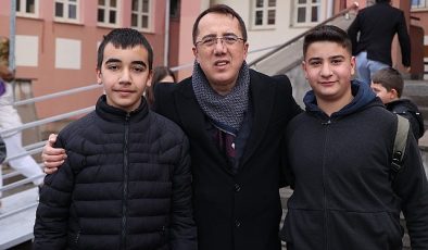 Nevşehir Belediye Lideri Dr. Mehmet Savran, İstiklal Ortaokulu ve Rauf Nail Akman İlkokulu’nda öğrencilerle bir ortaya geldi