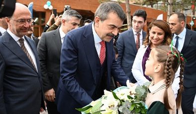 Selçuklu Belediyesi tarafından Sille Mahallesi’ne kazandırılan Sille İlkokulu’nun resmi açılışı Ulusal Eğitim Bakanı Prof. Dr. Yusuf Tekin’in katıldığı program ile gerçekleştirildi