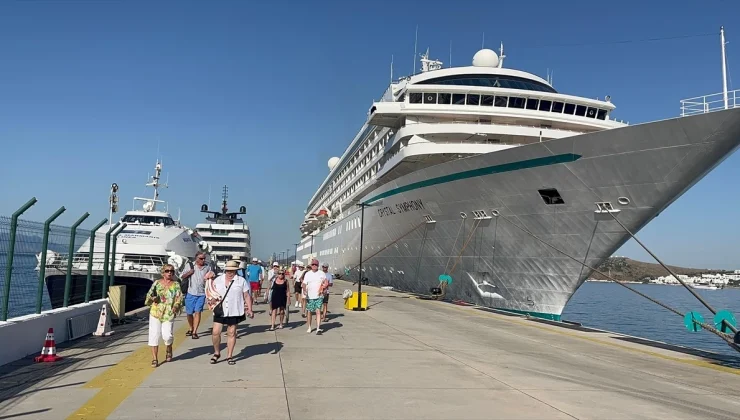 Crystal Symphony ve Emerald Azzurra Gemileri Bodrum’u Ziyaret Etti