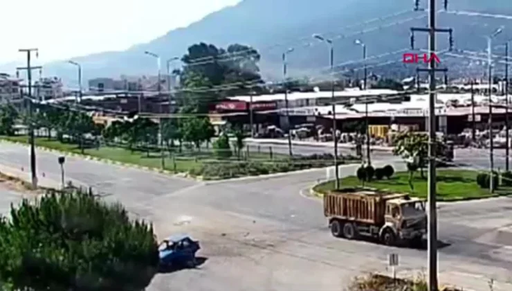 Muğla’da Kavşakta Kamyonla Çarpışan Otomobilin Sürücüsü Hayatını Kaybetti