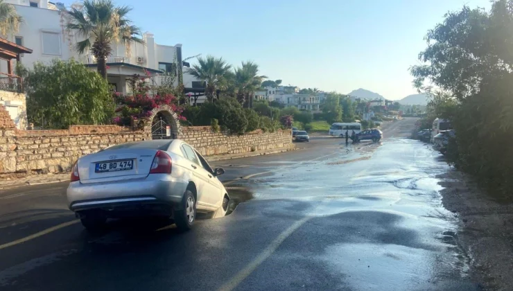 Bodrum’da Ana İsale Hattı Patlağı Sonrası Otomobil Çukura Düştü