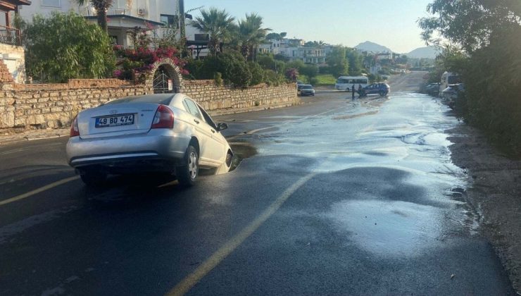 Bodrum’da isale hattı patladı: Otomobil oluşan çukura düştü