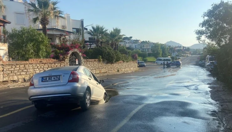 Bodrum’da su isale hattındaki patlama sonucu çukura düşen otomobil çekici yardımıyla çıkarıldı