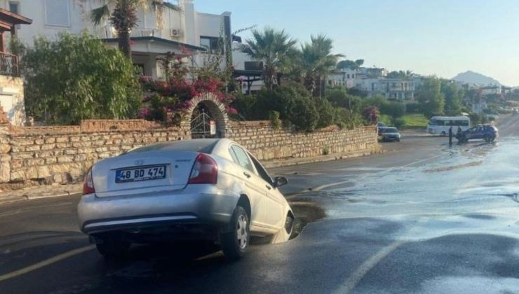 İsale hattı patladı, çukura otomobil düştü